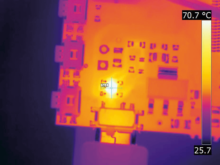 啟用了微距模式的FLIR T540相機拍攝的PCBA圖像。相機以微距模式在76°C測量目標熱點。